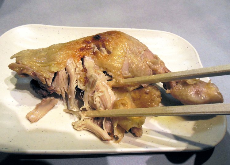 ほろほろでやわらかい鶏肉。骨からスルッとお肉がはずれたのでビックリ！