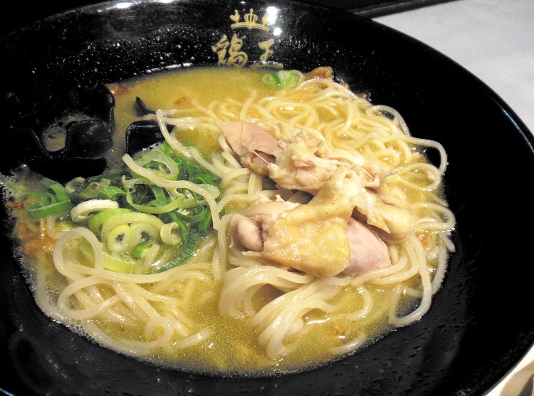 鶏王らーめん（鶏白湯）。ほろほろの鶏肉に濃厚なスープが浸み込んで、さらにしっとり感がアップ。