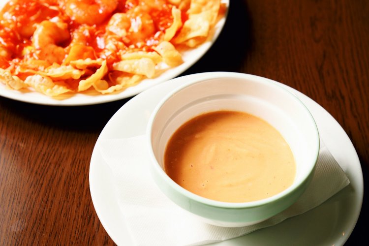 まるでフランス料理のスープのようになる、エビのチリソース1080円。