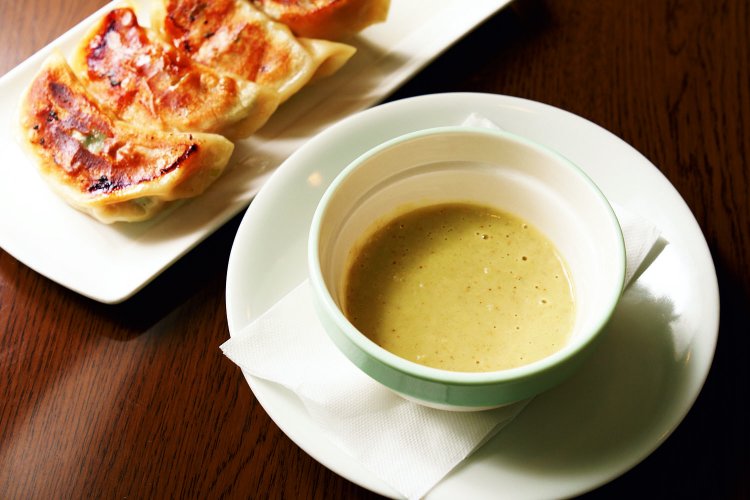 食感はスープだけれど味はしっかり餃子のまま、焼き餃子（5個）520円。