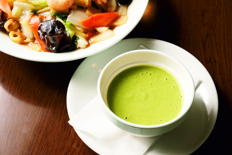 きれいな色に驚く、五目やきそば1080円。