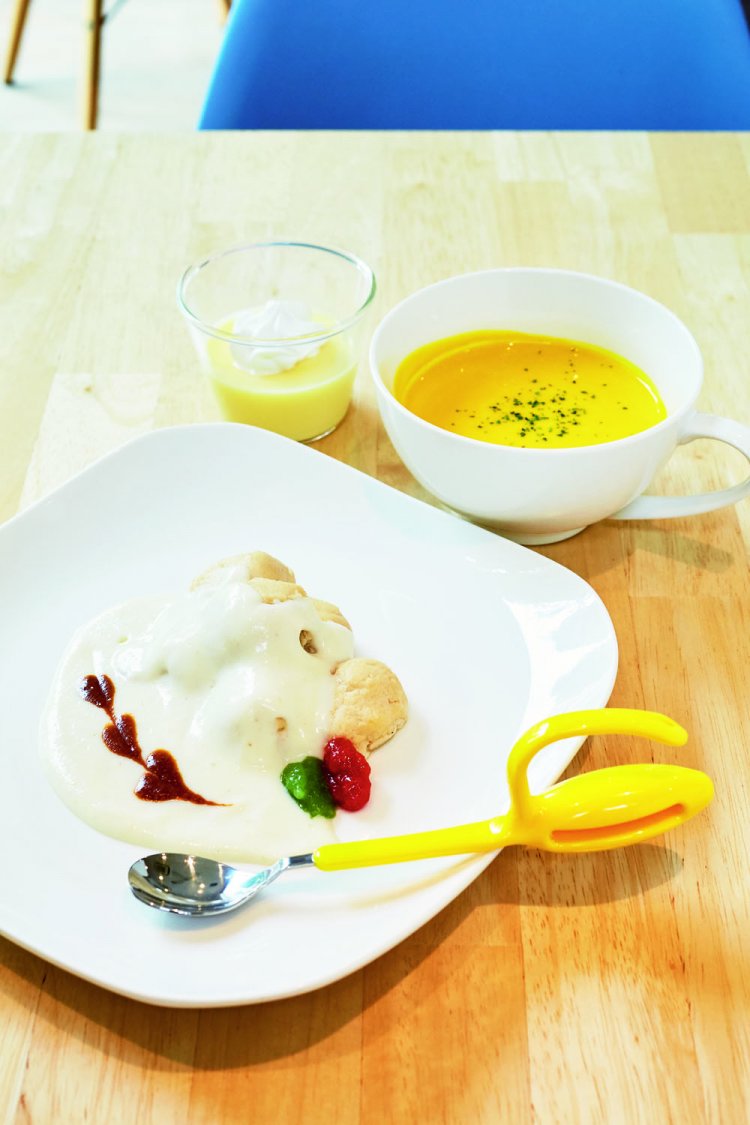 鶏のムースのセット1000円。きゅうりとトマトのペースト、かぼちゃのポタージュスープ、カスタードプリンなど。事前予約でランチも対応可。