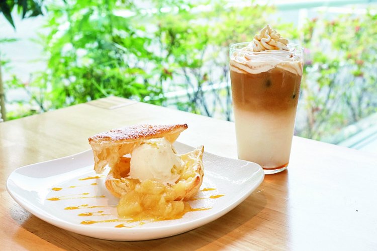 キャラメルラテ450円と木陰のアップルパイ600円。