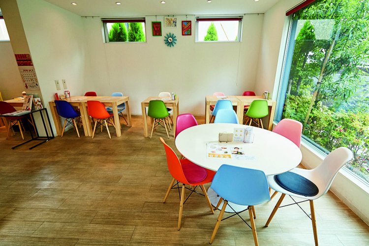 カラフルな内観がキュート。