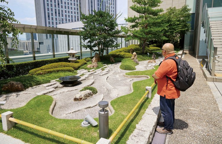 地上10階に現れる和風の庭園。周囲のビルとの対比もいい。これも一種の「借景」なのだろう