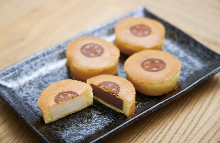 大丸梅田店でしか手に入らない「大丸饅頭」。基本はこしあんと白あんの2種類。抹茶あんや芋あんなど季節商品もある。１個54円（税込）。抹茶あん・芋あんは１個64円（税込）