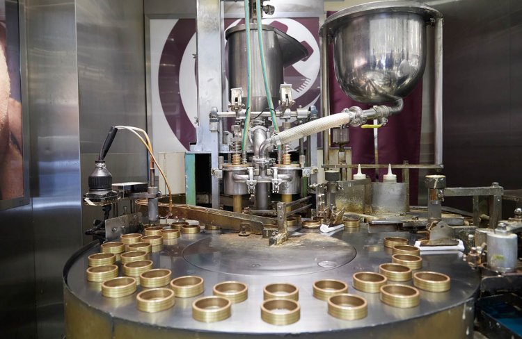 震災で稼働不可能となった機械を新たに調達し、「大丸饅頭」 は大丸梅田店で蘇った