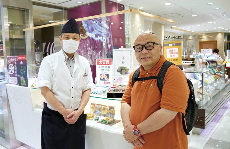 店長の吉田さん。ハイカラな味なので「カステラ饅頭」と呼ぶ人もいるのだそうだ