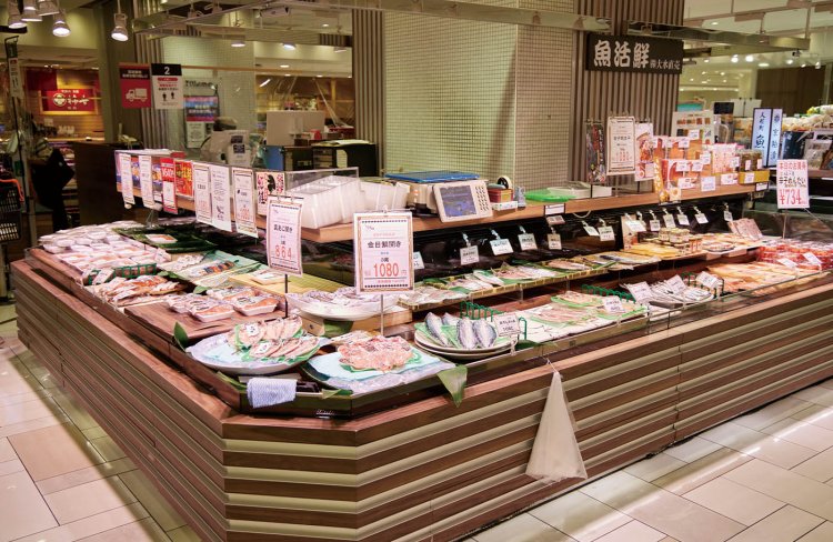 「ごちそうパラダイス」中央に位置するのが塩干物のコーナー。干されるどころか売り場のメインに抜擢