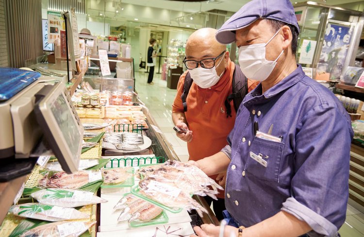 “塩干物マイスター”の称号をもつ木地義雄さん。おいしい干物の選び方などを伝授してくださる
