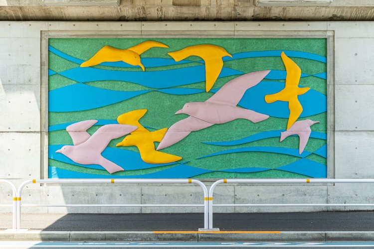 昭和ポップな鳥のレリーフ。