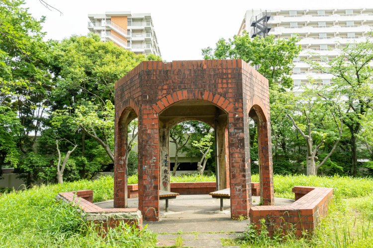 住人から＂六角＂と呼ばれる東屋。