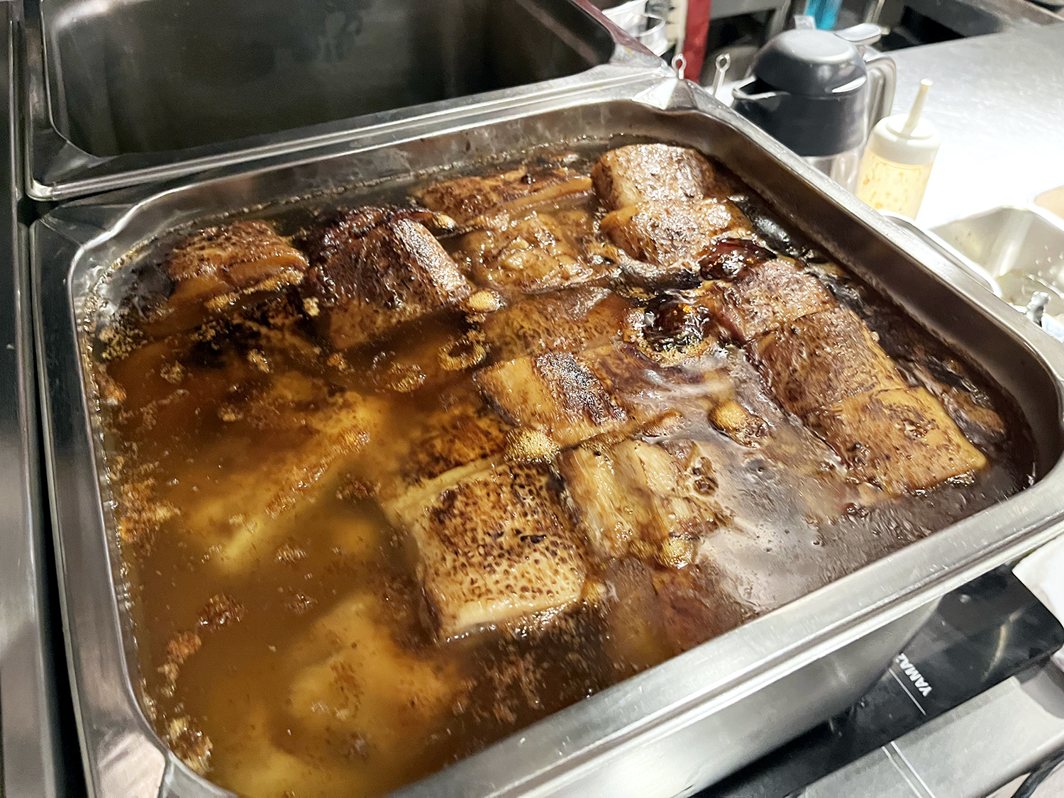 武仁肉は下味をつけた豚バラ肉を強火で焼いてから蒸し、さらに柔らかく煮込んでいる。