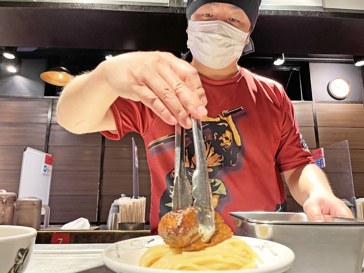 武仁肉、味玉、青菜、海苔。パズルのピースを合わせるように、麺の上に具材が盛り付けられていく。早く食べたい！