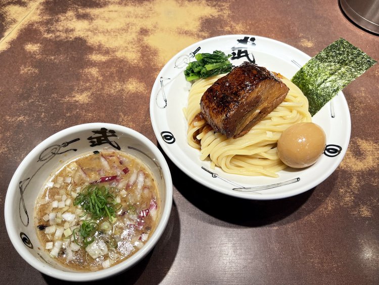 武仁つけ麺1230円。写真の麺は並280g。3.5倍までは無料で増量可能だ。