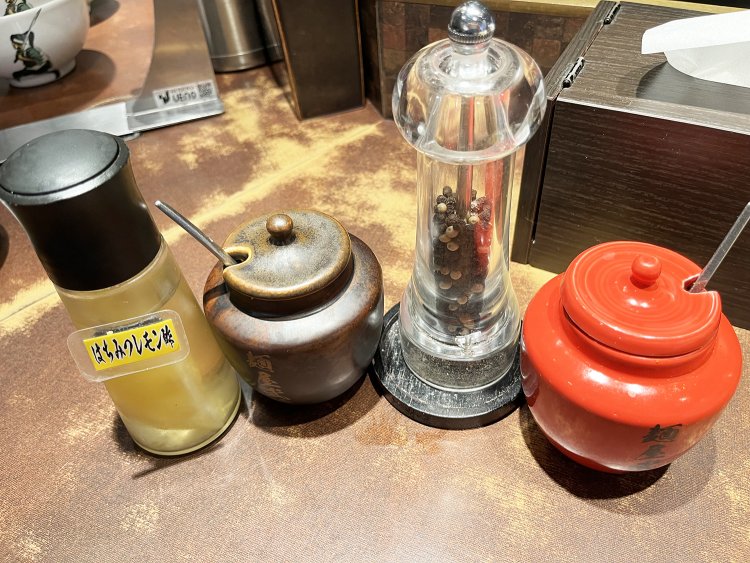 スタッフに声をかけると持って来てくれる調味料で味変するのもいい。写真右から辛味、ブラックペッパー、にんにく、はちみつレモン酢。