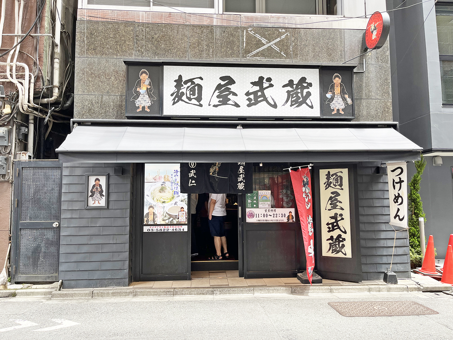 漆黒の日本家屋のような店構え。看板の横には宮本武蔵らしき人物も。