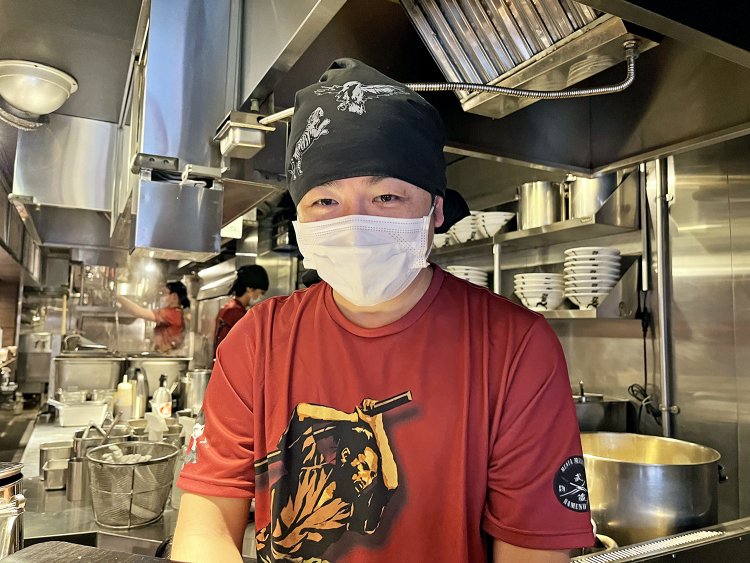 新宿総本店をはじめとする数々の店舗を経て『麺屋武蔵 武仁』の店長になった橋本俊介さん。