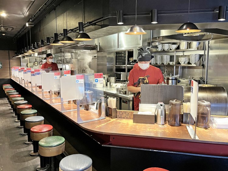 1席ずつパーティションが設けられ、安心して食事ができる店内。