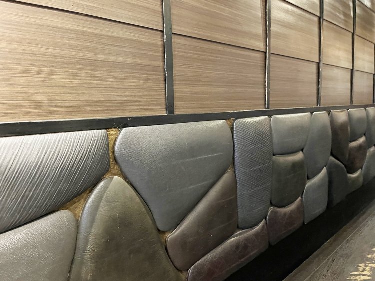 椅子の後ろには武家屋敷の外壁にある石垣のような装飾が！　めちゃめちゃ固そうだが、実はクッション入りでフワフワ〜。