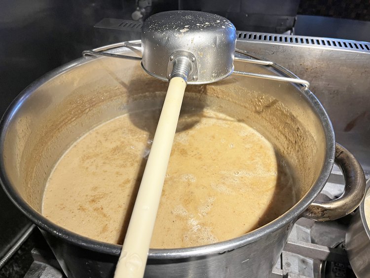 こんこんと炊き続けるスープ。煮え立ったあぶくからも濃厚さがうかがえる。