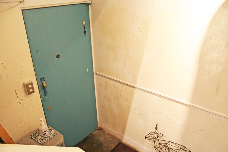 踊り場からさらに下りるとターコイズブルーのドアが現れる。わくわく。