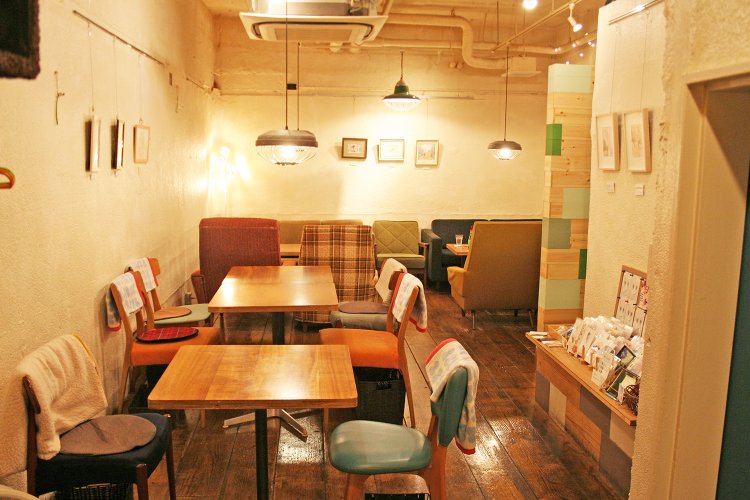 入り口から右奥がソファ席。店内の壁をギャラリーとして貸し出しており、展示は1カ月ごとに変わる。