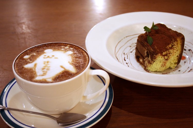 カフェラテ630円とピスタチオ風味のティラミス700円。