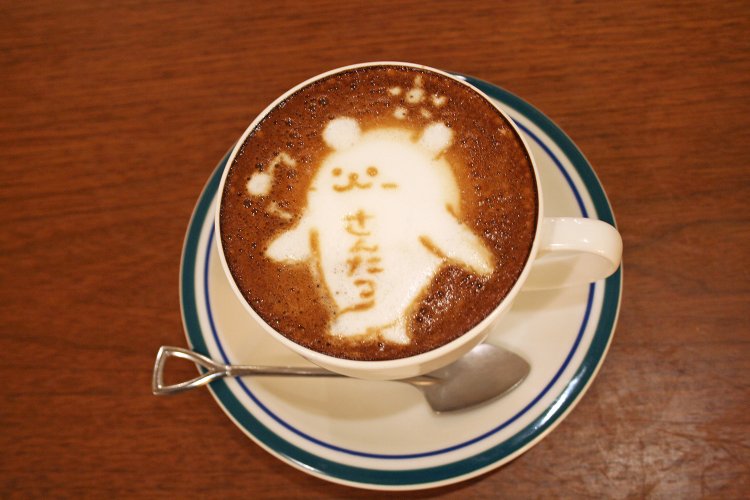 スタッフがさんたつをイメージして描いてくれたラテアート。くまさんがお散歩♪