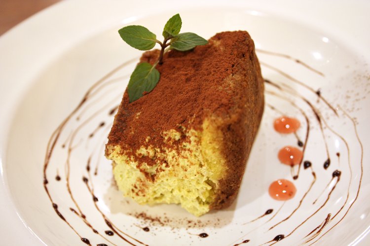 ピスタチオ風味のティラミス700円。甘さ控えめでペロリと食べられる。