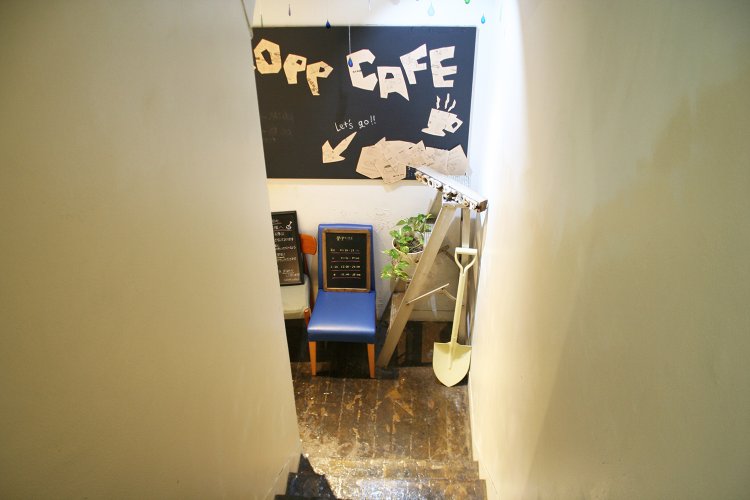 階段の下にスコップが置いてある。正面のポップにはさらに下向きの矢印。ここはまだ踊り場だった。