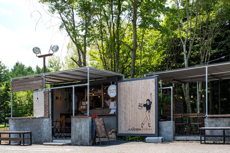 背後を緑に囲まれ、吹き抜ける風もさわやかで心地よい。