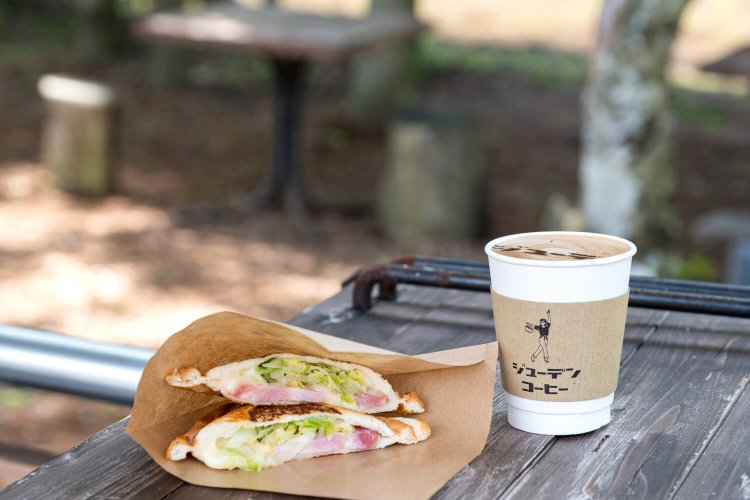 カフェモカHOT・レギュラー 600円（右）とスモークベーコン×鳴沢キャベツ×とろ〜りチーズのホットサンド。