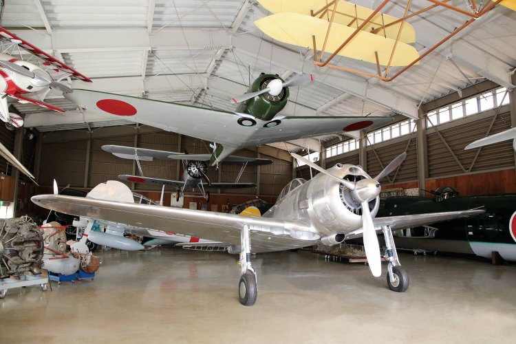 陸軍軍用機ハヤブサ1型（上）と同2型を同時に見られる飛行舘。　（各写真提供＝同館）。