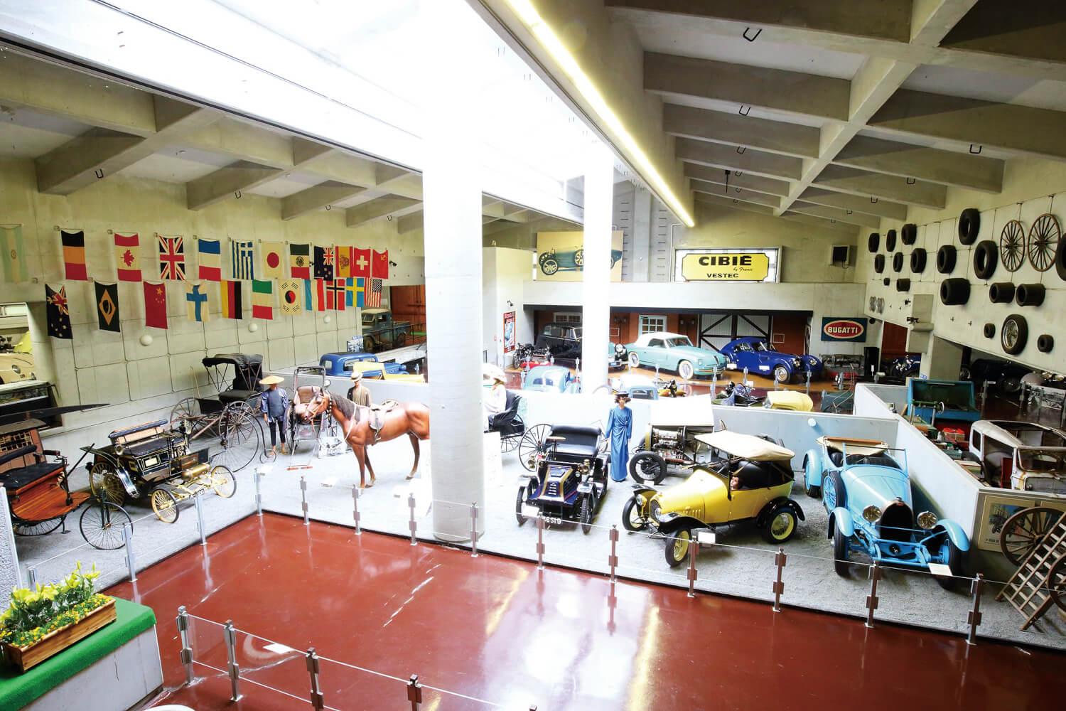 自動車館はテーマ別にホールAとホールBに分かれ、自動車の歴史も学べる。