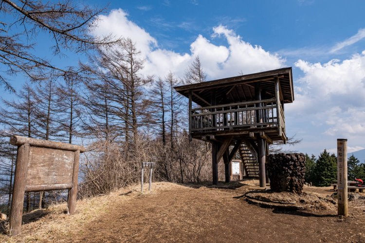 木製の立派な展望台が目印の足和田山山頂。