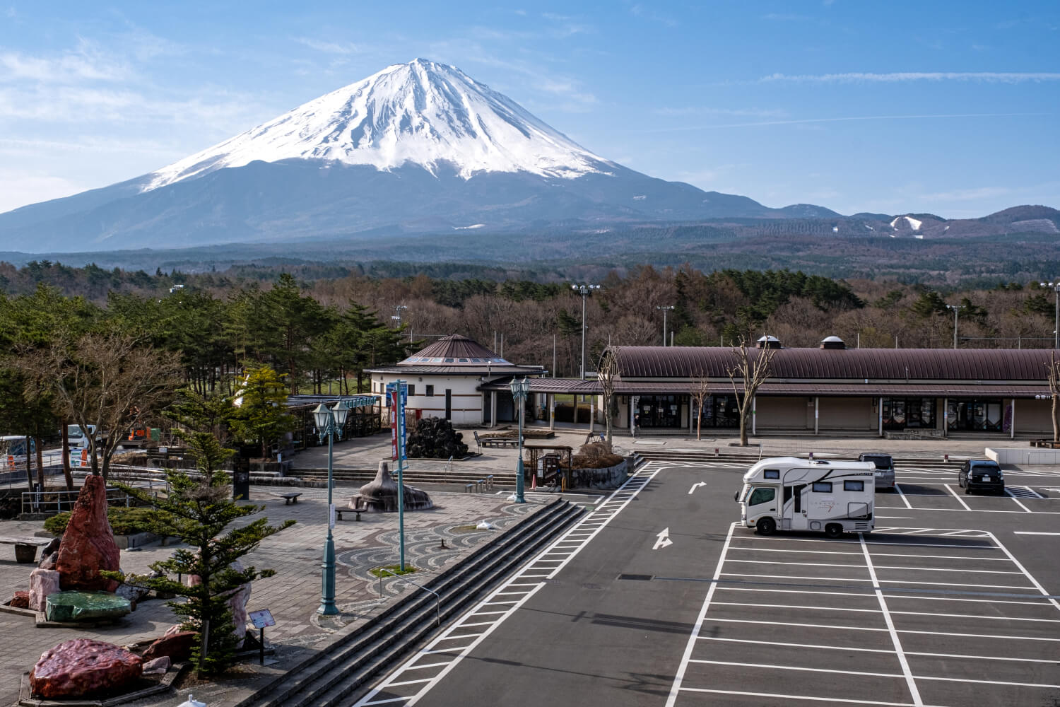 道の駅の背後には雄大な富士山がどっしり控える。