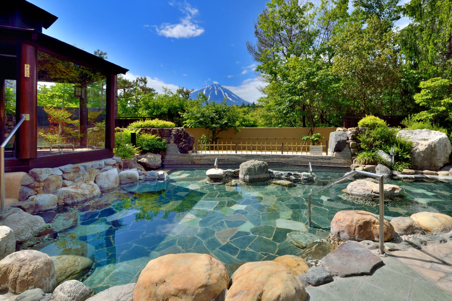 真正面に富士山を望む、開放感抜群の女性用霊峰露天風呂。　（写真提供＝同施設）。
