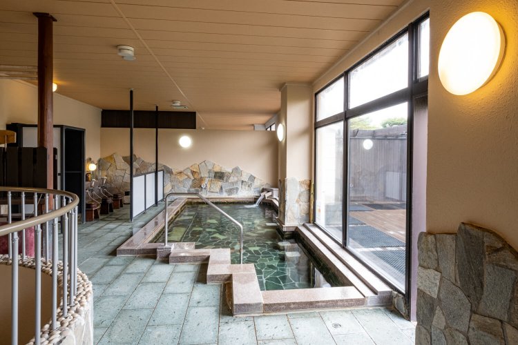 内湯の高見風呂からも窓越しに富士山が見える。