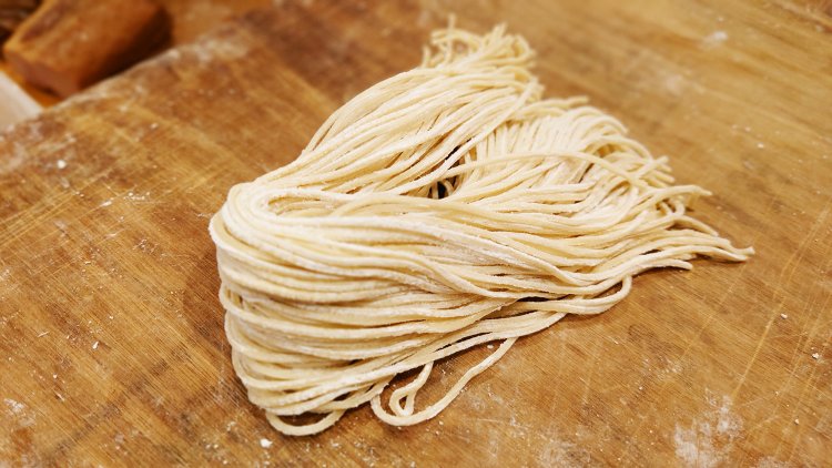 北海道のはるゆたかメインに3種類の国産小麦粉をブレンドしたラーメン用の細麺。