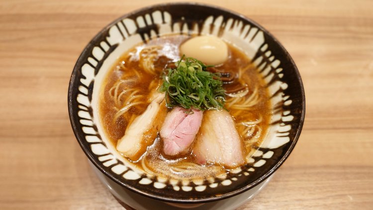 味玉醤油1250円。しなやかな自家製の細麺に、旨味たっぷりのスープがよくからむ。