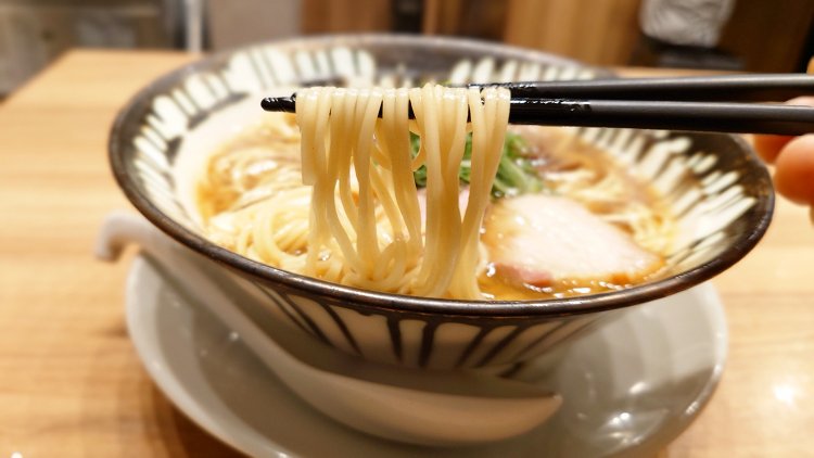 しなやかな自家製の細麺に、旨味たっぷりのスープがよく絡む。