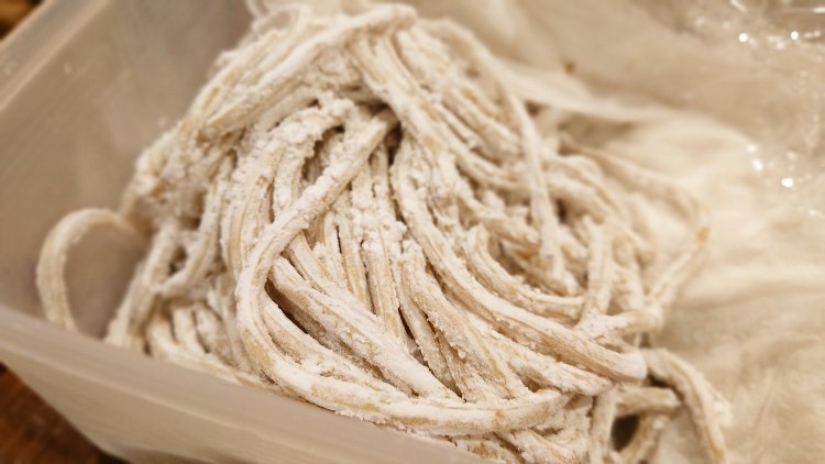 プラス100円で通常の自家製の細麺をもち姫手揉み麺に変更可。