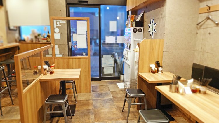 東十条の頃より席数も増えて17席（カウンター5席、4人・2人テーブル各2卓）。