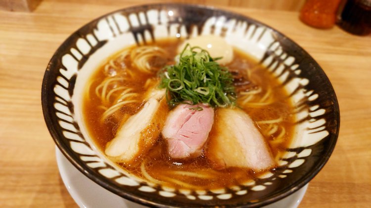 味玉醤油1250円。チャーシュー増しの特製も人気。