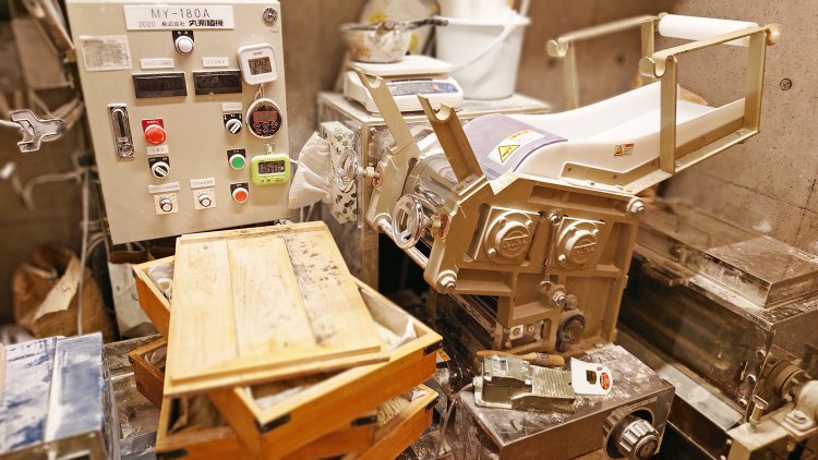 店の奥には製麺室。ここで製麺専門のスタッフが自家製麺を作る。