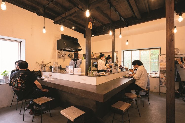 客と店主の距離が近い店内。長椅子もある。