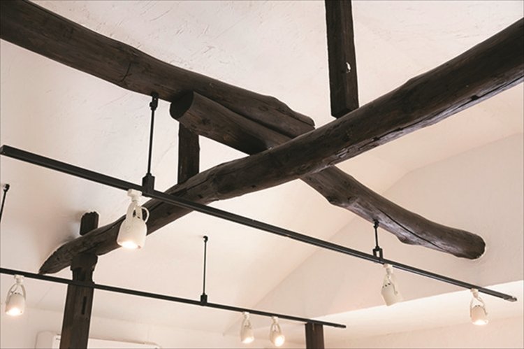 フルリノベーションで天井も外して広々した空間に。壁の漆喰はみんなで塗った。