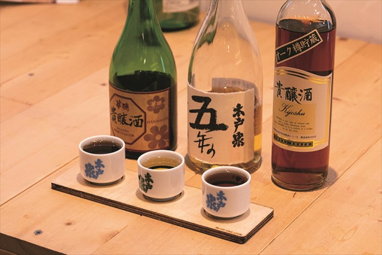 初めての人には入門的なお酒を進めてくれる。好みを伝えて飲み比べてみよう。