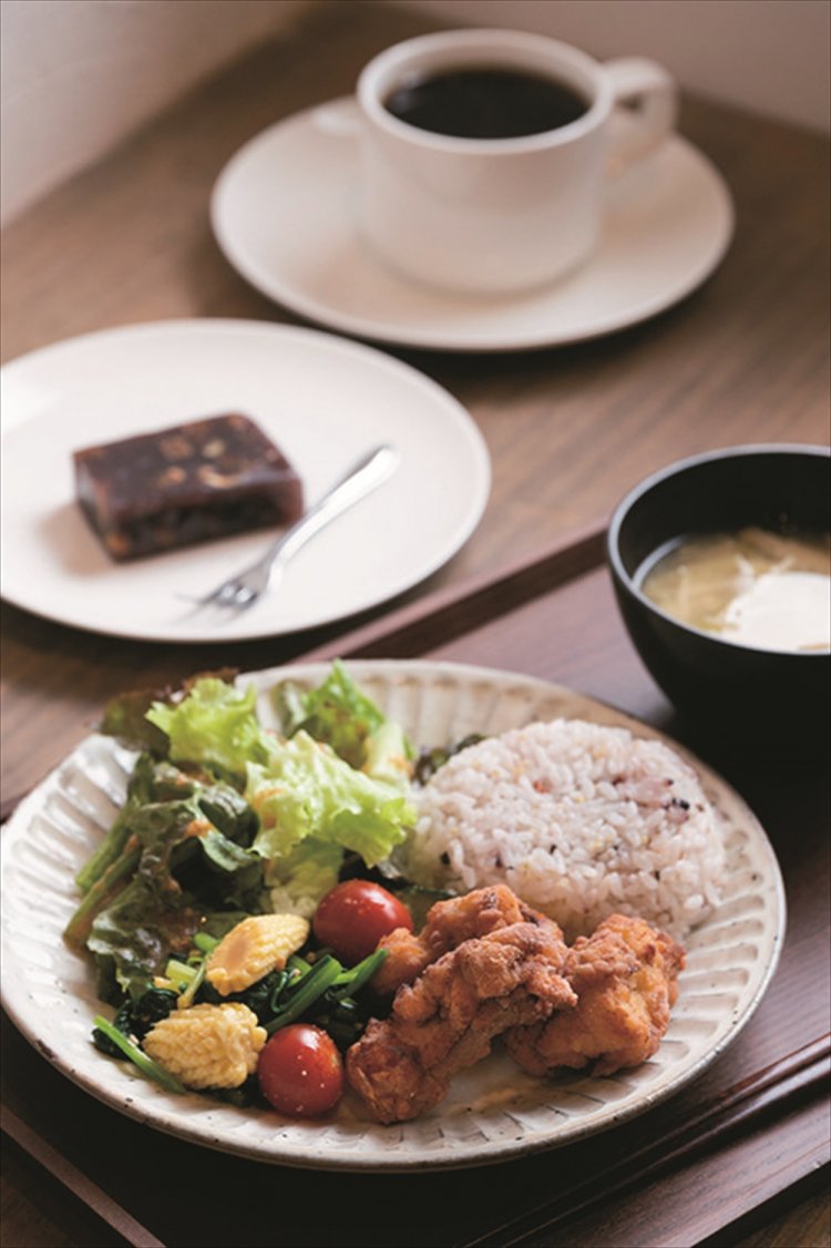 『久芳焙煎所』のコーヒーと、『やさしい発酵食堂』のランチ。